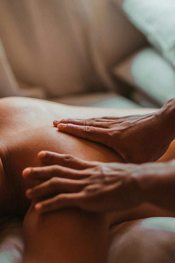 Découvrez les bienfaits du massage ayurvédique pour réduire le stress